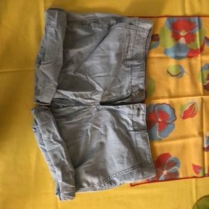 light wash Gap jean shorts🔥